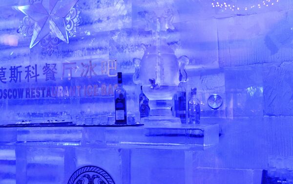 用冰杯喝俄罗斯的伏特加酒，坐在冰座上，与冰茶炊合影。 - 俄罗斯卫星通讯社