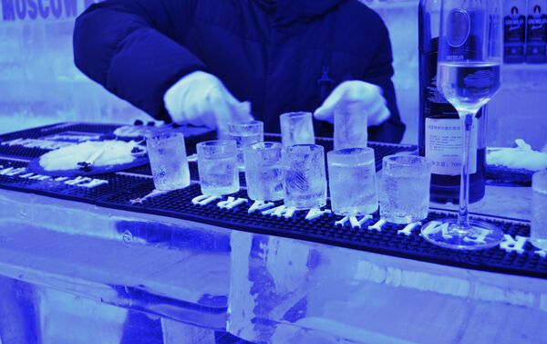 酒吧开业期间，来宾们可以用冰杯喝俄罗斯的伏特加酒，坐在冰座上，与冰茶炊合影。 - 俄罗斯卫星通讯社