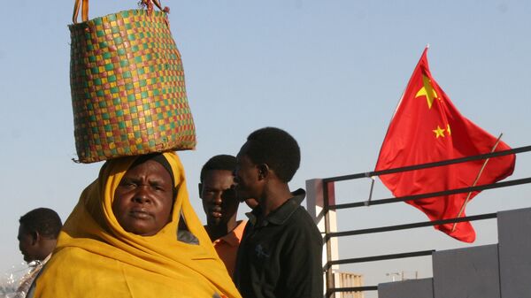 Жители Судана на фоне китайского флага - 俄罗斯卫星通讯社