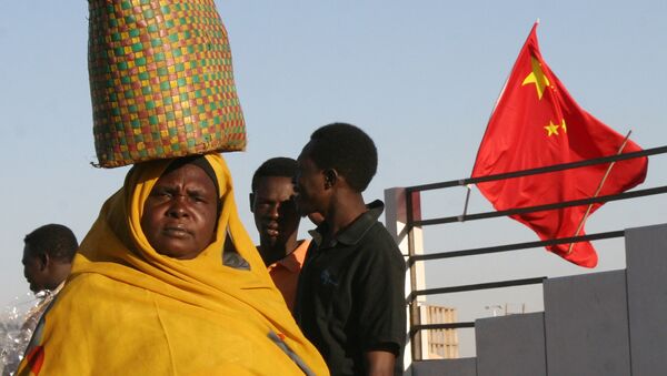 Жители Судана на фоне китайского флага - 俄羅斯衛星通訊社