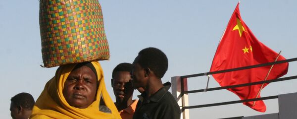 Жители Судана на фоне китайского флага - 俄罗斯卫星通讯社