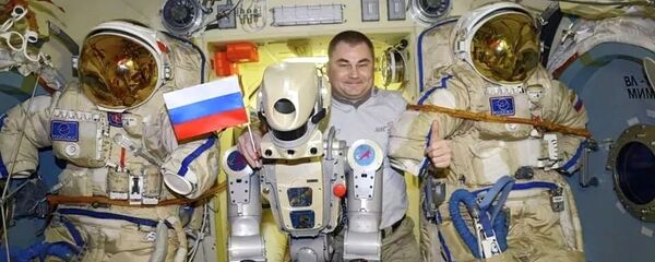 俄罗斯宇航员奥夫齐宁和“费奥多尔”机器人（国际空间站）  - 俄罗斯卫星通讯社