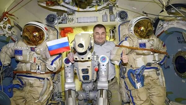 俄罗斯宇航员奥夫齐宁和“费奥多尔”机器人（国际空间站）  - 俄罗斯卫星通讯社