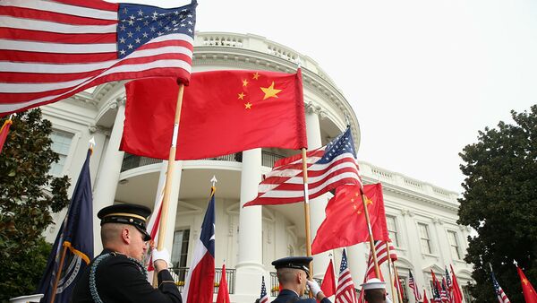 Почетный караул у Белого дома в Вашингтоне с флагами США и Китая.  - 俄罗斯卫星通讯社