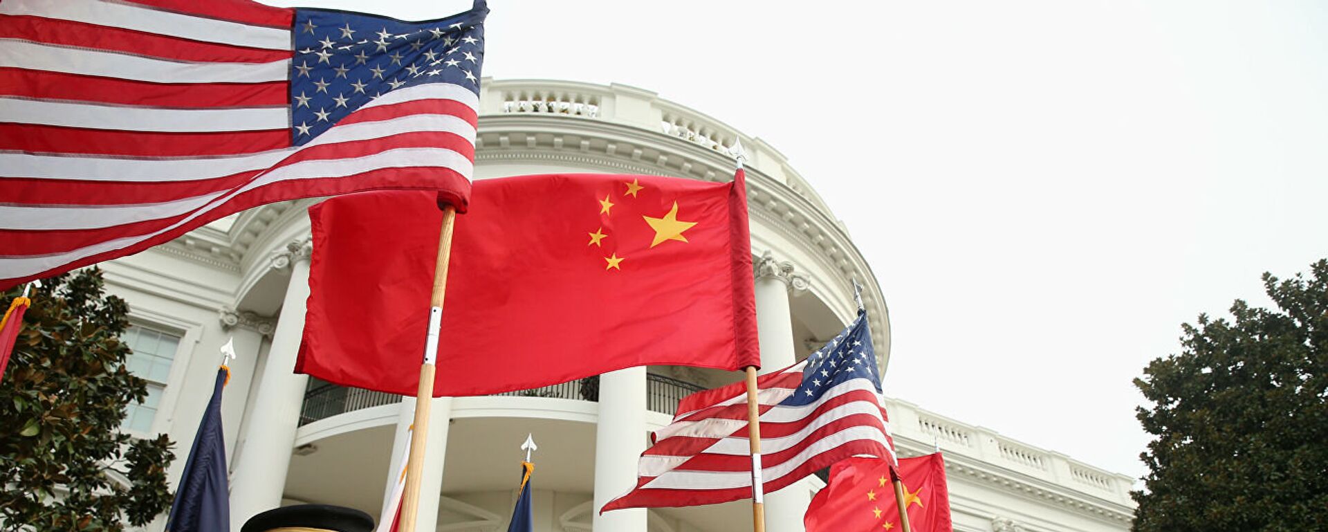 Почетный караул у Белого дома в Вашингтоне с флагами США и Китая.  - 俄羅斯衛星通訊社, 1920, 15.09.2021