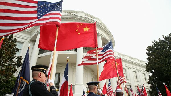 Почетный караул у Белого дома в Вашингтоне с флагами США и Китая.  - 俄羅斯衛星通訊社