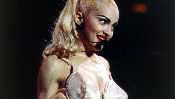 Мадонна в бюстальтере от Жана Поля Готье во время своего тура Blonde Ambition в Филадельфии в 1990 году - 俄罗斯卫星通讯社