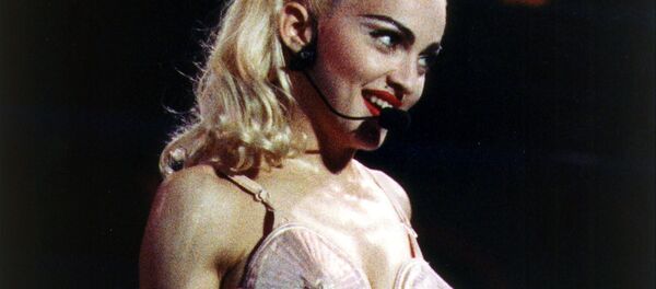 Мадонна в бюстальтере от Жана Поля Готье во время своего тура Blonde Ambition в Филадельфии в 1990 году - 俄罗斯卫星通讯社