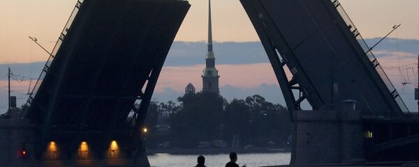 Люди прогуливаются в 3 часа ночи по набережной Невы в Санкт-Петербурге во время белых ночей - 俄罗斯卫星通讯社