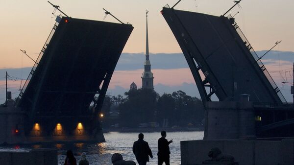Люди прогуливаются в 3 часа ночи по набережной Невы в Санкт-Петербурге во время белых ночей - 俄罗斯卫星通讯社
