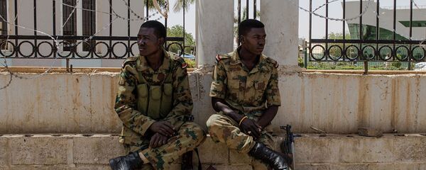 Военнослужащие дежурят на одной из улиц Хартума - 俄罗斯卫星通讯社
