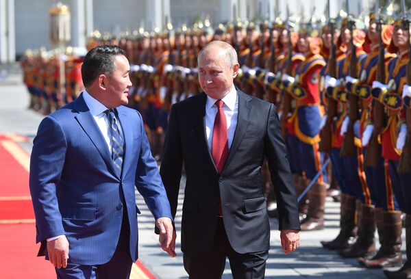 2019年9月3日。俄罗斯总统弗拉基米尔•普京和蒙古国总统巴特图勒嘎在乌兰巴托的官方欢迎仪式上。 - 俄罗斯卫星通讯社