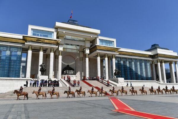 仪仗队在苏赫巴托尔广场上的国家宫旁列队，为正式欢迎俄罗斯总统弗拉基米尔•普京的仪式做准备。 - 俄罗斯卫星通讯社