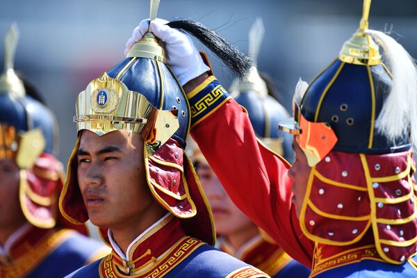 儀仗隊在蘇赫巴托爾廣場上的國家宮旁列隊，為正式歡迎俄羅斯總統弗拉基米爾•普京的儀式做準備。 - 俄羅斯衛星通訊社
