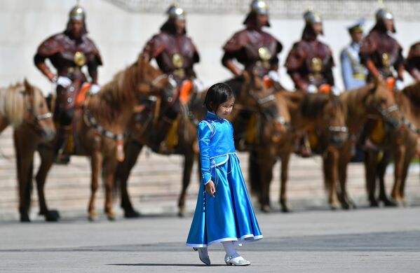 身穿民族服裝的女孩和儀仗隊 - 俄羅斯衛星通訊社