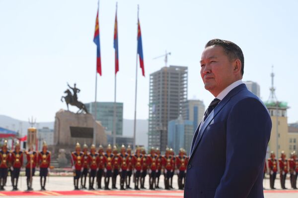 在蘇赫巴托爾廣場上的國家宮旁，在舉行正式歡迎俄羅斯總統弗拉基米爾•普京的儀式前的蒙古國總統巴特圖勒嘎。 - 俄羅斯衛星通訊社