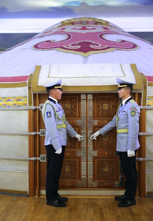 儀仗隊在用於舉行俄羅斯總統弗拉基米爾•普京與蒙古國總統巴特圖勒嘎會談的、建於國家宮五樓的蒙古包旁。 - 俄羅斯衛星通訊社