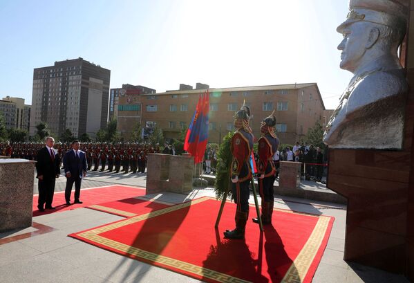 在儀式上，向蘇聯統帥朱可夫的雕像獻花。 - 俄羅斯衛星通訊社