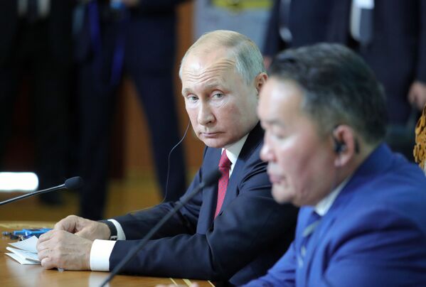 俄羅斯總統弗拉基米爾•普京和蒙古國總統巴特圖勒嘎在烏蘭巴托國家宮進行會談後發表聯合聲明。 - 俄羅斯衛星通訊社