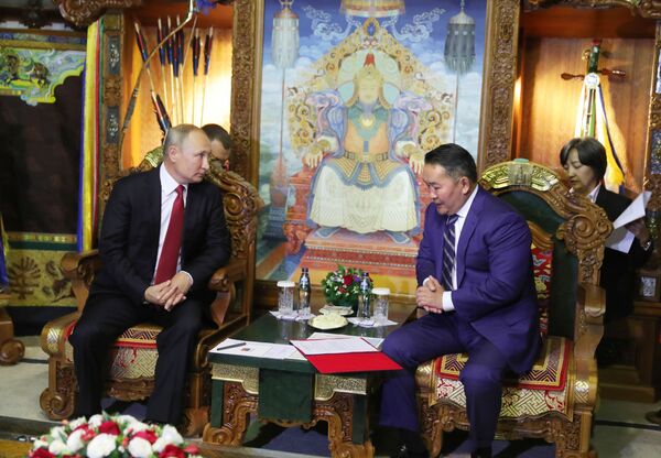 俄罗斯总统弗拉基米尔•普京和蒙古国总统巴特图勒嘎在交谈中。 - 俄罗斯卫星通讯社