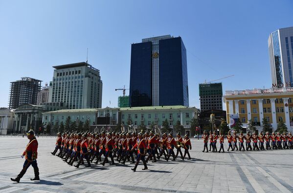 仪仗队前往苏赫巴托尔广场，参加欢迎俄罗斯总统弗拉基米尔•普京的正式欢迎仪式。 - 俄罗斯卫星通讯社