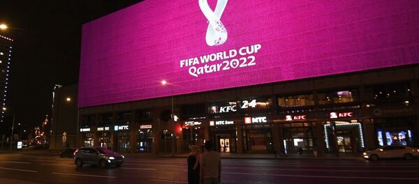 2022年世界杯官方标志揭晓：酒红底色 悦动的白色“8”字 - 俄罗斯卫星通讯社