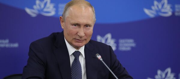 Президент РФ Владимир Путин выступает во время российско-индийских переговоров на V Восточном экономическом форуме во Владивостоке. Президент РФ Владимир Путин выступает во время российско-индийских переговоров на V Восточном экономическом форуме во Владивостоке. - 俄罗斯卫星通讯社