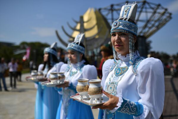 第五届东方经济论坛远东街头展览上身穿雅库特民族服饰的女孩 - 俄罗斯卫星通讯社