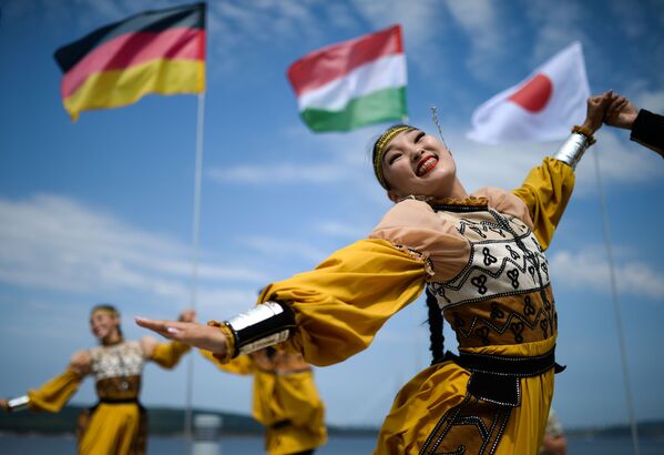 身穿民族服饰的演员在阿亚克斯海湾旁举行的第五届东方经济论坛远东街头展览上表演 - 俄罗斯卫星通讯社