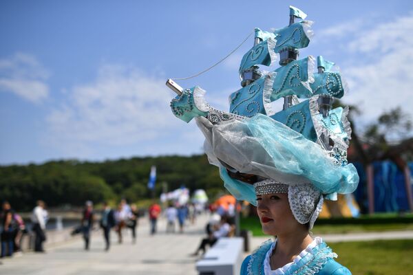 在阿亚克斯海湾旁举行的第五届东方经济论坛远东街头展览上身穿戏服的女孩 - 俄罗斯卫星通讯社