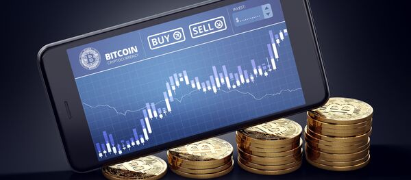 График изменения курса криптовалюты биткоин на экране мобильного телефона - 俄罗斯卫星通讯社