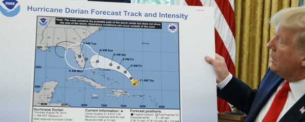 Президент Дональд Трамп держит график с неправильной картой во время беседы с журналистами после брифинга по урагану Дориан в Овальном кабинете Белого дома в Вашингтоне - 俄罗斯卫星通讯社