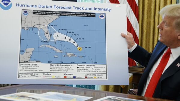 Президент Дональд Трамп держит график с неправильной картой во время беседы с журналистами после брифинга по урагану Дориан в Овальном кабинете Белого дома в Вашингтоне - 俄羅斯衛星通訊社