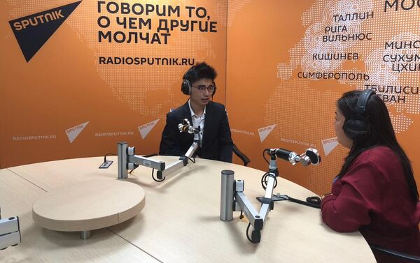 王魯平在衛星通訊社廣播室接受採訪 - 俄羅斯衛星通訊社