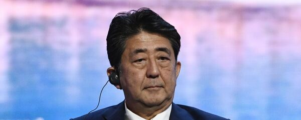 Премьер-министр Японии Синдзо Абэ на пленарном заседании V Восточного экономического форума во Владивостоке Премьер-министр Японии Синдзо Абэ на пленарном заседании V Восточного экономического форума во Владивостоке - 俄罗斯卫星通讯社