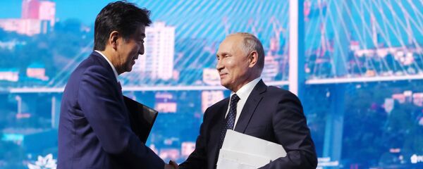 5 сентября 2019. Президент РФ Владимир Путин и премьер-министр Японии Синдзо Абэ (слева) после окончания пленарного заседания V Восточного экономического форума – 2019. - 俄羅斯衛星通訊社