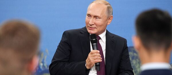 Президент РФ Владимир Путин проводит встречу с представителями общественности по вопросам развития Дальнего Востока в кампусе Дальневосточного федерального университета в рамках Восточного экономического форума – 2019 (ВЭФ) во Владивостоке. - 俄罗斯卫星通讯社