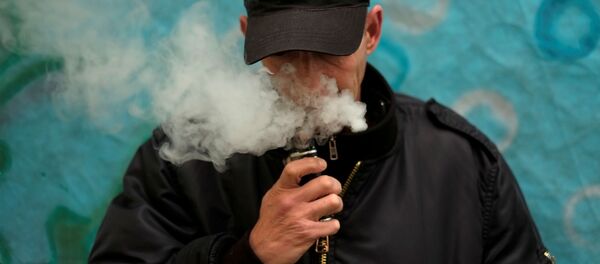 Мужчина парит у своего дома в Ла-Пасе, Боливия - 俄羅斯衛星通訊社