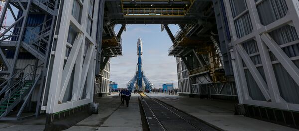 Установка ракеты Союз-2.1а с космическими аппаратами Ломоносов, Аист-2Д и SamSat-218 на стартовую площадку космодрома Восточный. Установка ракеты Союз-2.1а с космическими аппаратами Ломоносов, Аист-2Д и SamSat-218 на стартовую площадку космодрома Восточный. - 俄羅斯衛星通訊社