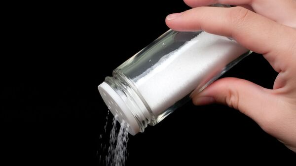 Соль сыплется из солонки - 俄罗斯卫星通讯社