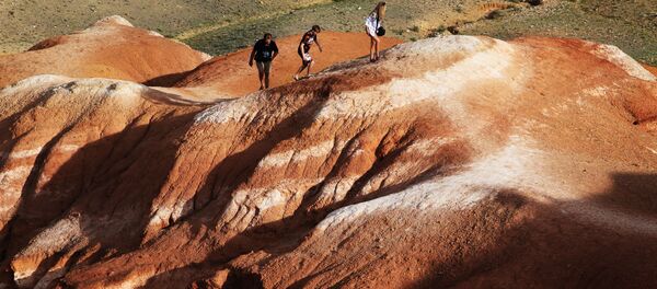 Туристы в долине Кызыл-Чин в Чуйской степи Республики Алтай Туристы в долине Кызыл-Чин в Чуйской степи Республики Алтай - 俄罗斯卫星通讯社