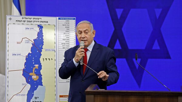 Israeli Prime Minister Benjamin Netanyahu speaks before a map of the Jordan Valley as he gives a statement in Ramat Gan, near the Israeli coastal city of Tel Aviv, on September 10, 2019.  - 俄羅斯衛星通訊社