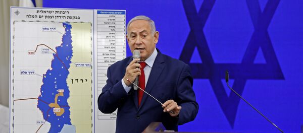 Israeli Prime Minister Benjamin Netanyahu speaks before a map of the Jordan Valley as he gives a statement in Ramat Gan, near the Israeli coastal city of Tel Aviv, on September 10, 2019.  - 俄罗斯卫星通讯社