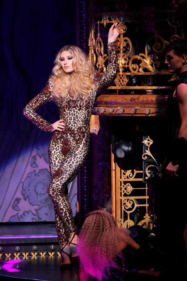 Модель во время презентации коллекции дизайнеров The Blonds Spring 2020 на шоу Moulin Rouge! The Musical в рамках Недели моды в Нью-Йорке - 俄羅斯衛星通訊社