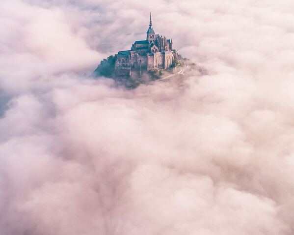 雾气中的勒蒙-圣米歇尔。作者：Konrad Paruch（法国）。 - 俄罗斯卫星通讯社