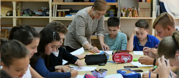 莫斯科548中学补充绘画课 - 俄罗斯卫星通讯社