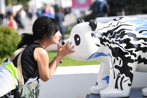 一名女孩在莫斯科全俄展览中心举行的“中国：伟大遗产和新时代”中国文化节大熊猫雕塑展上 - 俄罗斯卫星通讯社