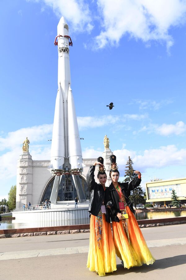 莫斯科全俄展览中心举办的“中国：伟大遗产和新时代”中国文化节的女演员们 - 俄罗斯卫星通讯社
