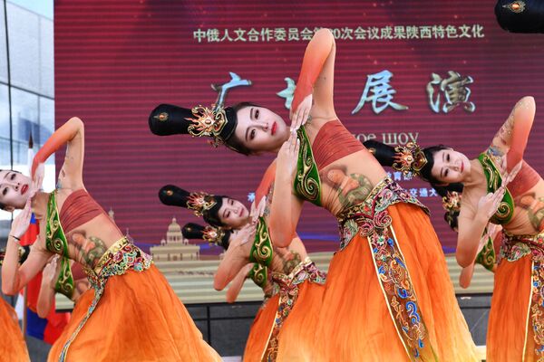 中国创作团队在莫斯科全俄展览中心举办的“中国：伟大遗产和新时代”中国文化节上进行舞蹈表演 - 俄罗斯卫星通讯社