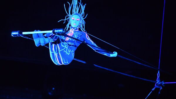 大马戏团“UFO，来自另一个星球的马戏”的演出中在高空秋千上的空中体操表演者科谢尼亚∙叶尔金娜 - 俄罗斯卫星通讯社